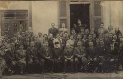 Le personnel de la communaut d'Alexandrie avec le M.Grand Rabbin Ham Nahum Effendi.